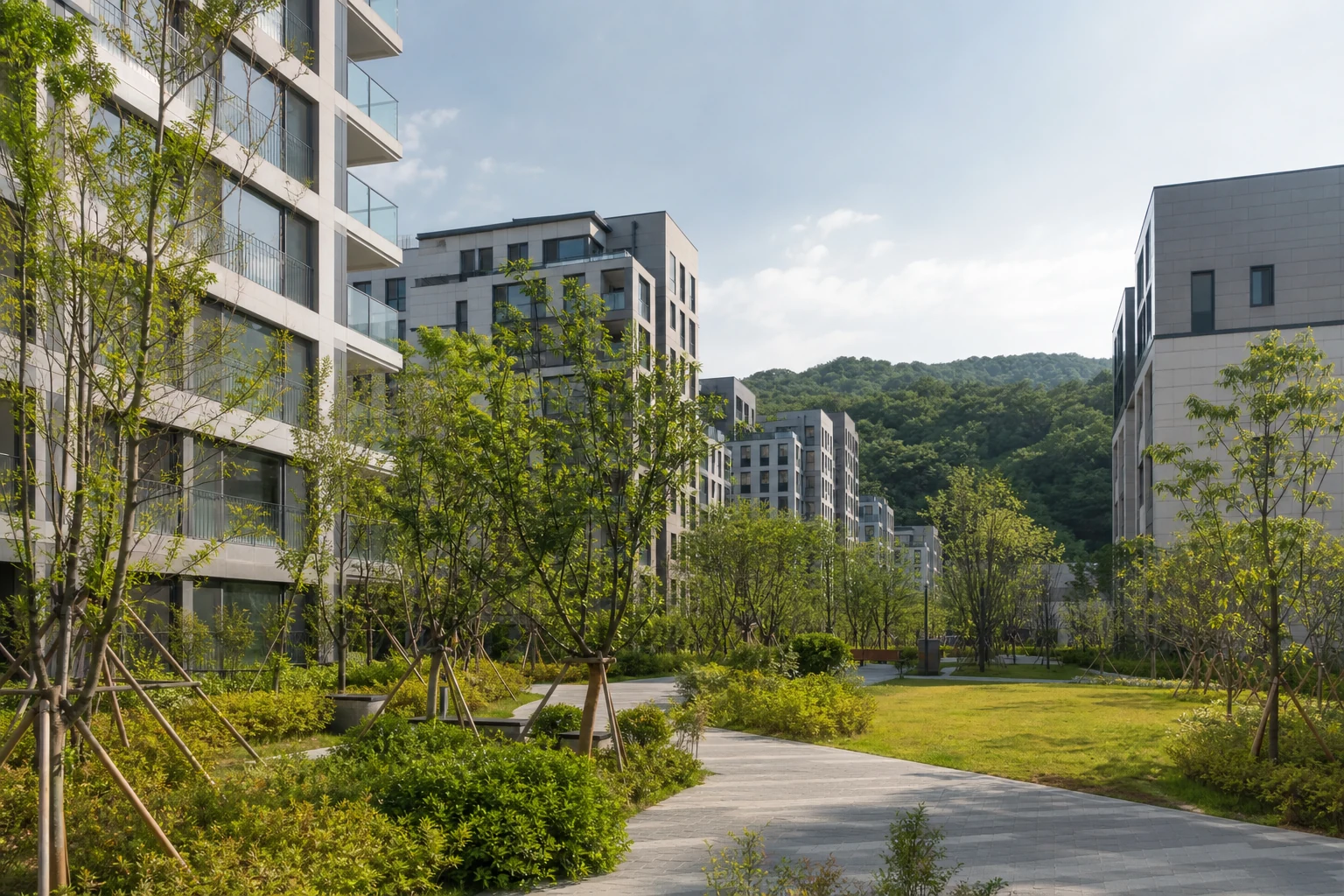 Modernes südkoreanisches Apartmentquartier mit begrüntem Freiraum und bewaldeter Höhe