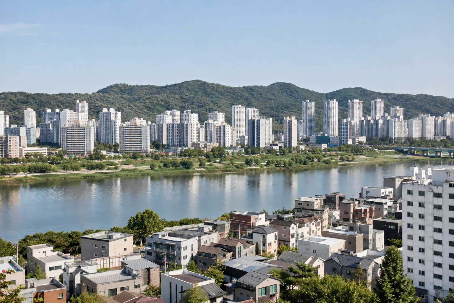 Südkoreanisches Wohngebiet mit Fluss, Apartmenthäusern und bewaldeten Hügeln
